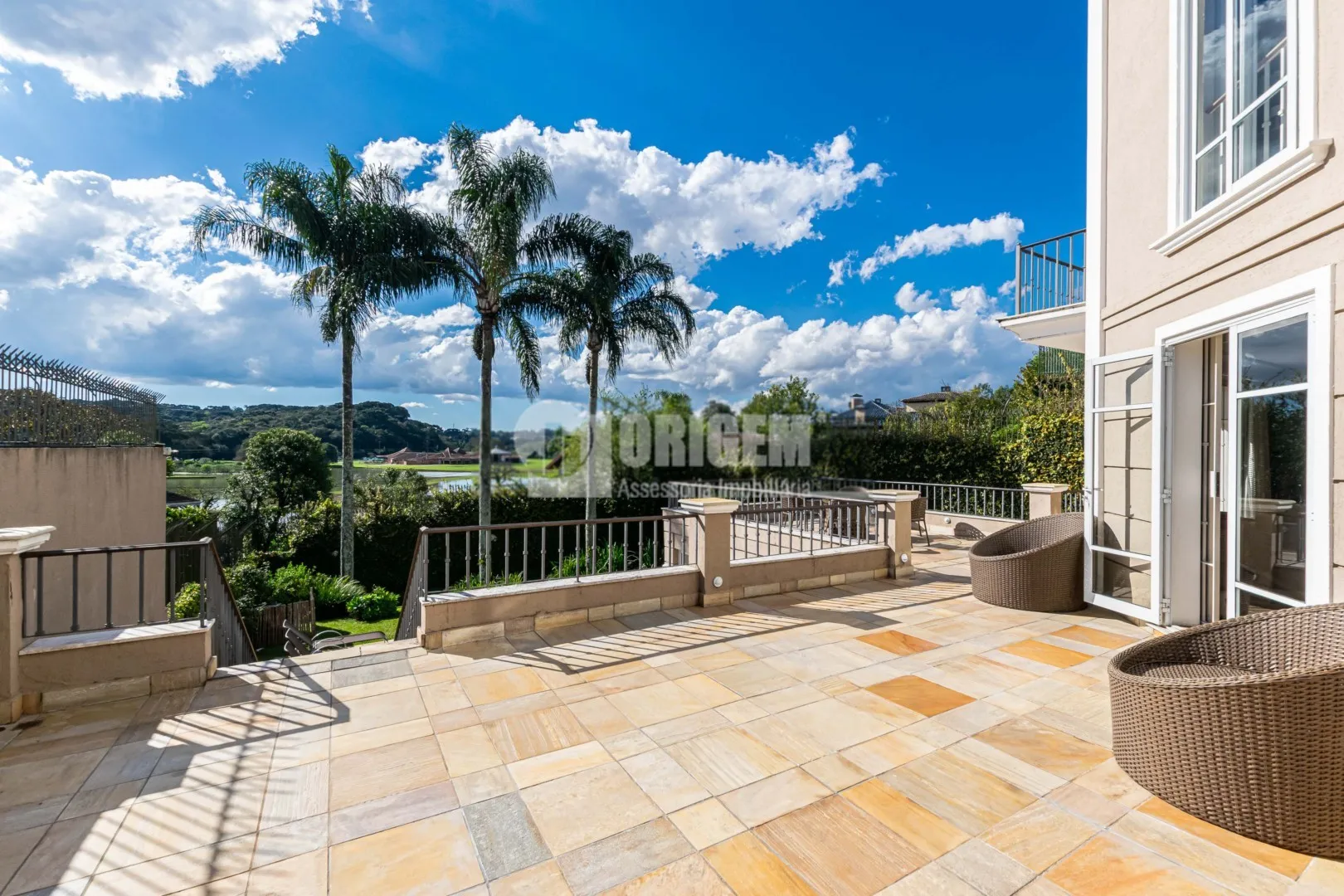 589 m² house with a bathtub and a water view — photo 12