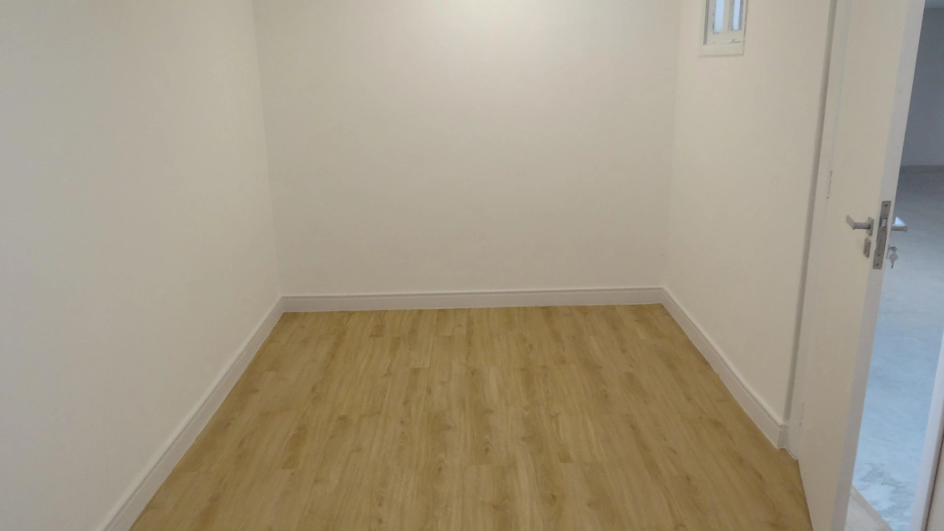 Casa de 384 m² com janelas do piso ao teto e varanda gourmet — photo 111