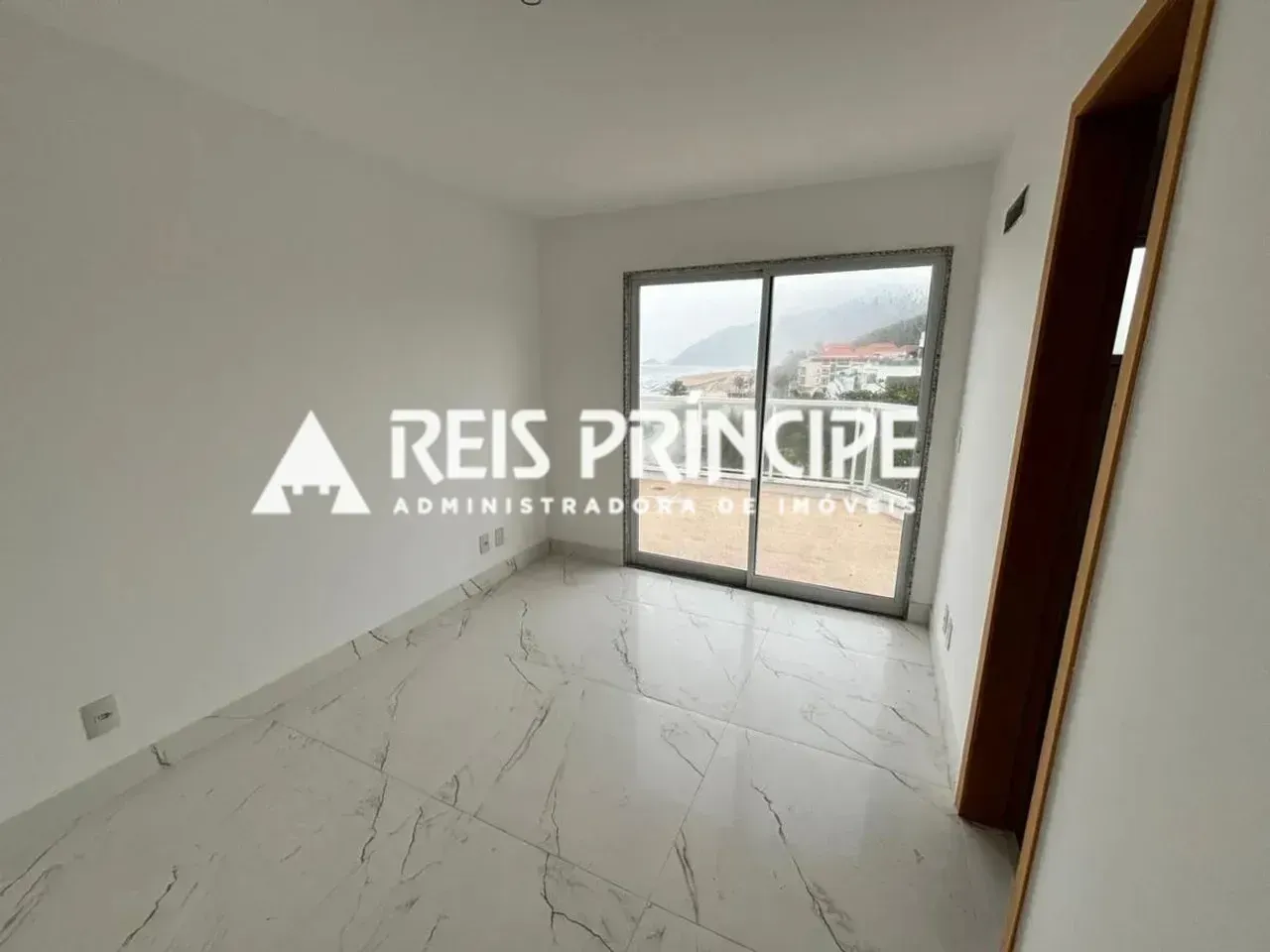 Unfurnished apartment with 4 bedrooms and a glass balcony — photo 3