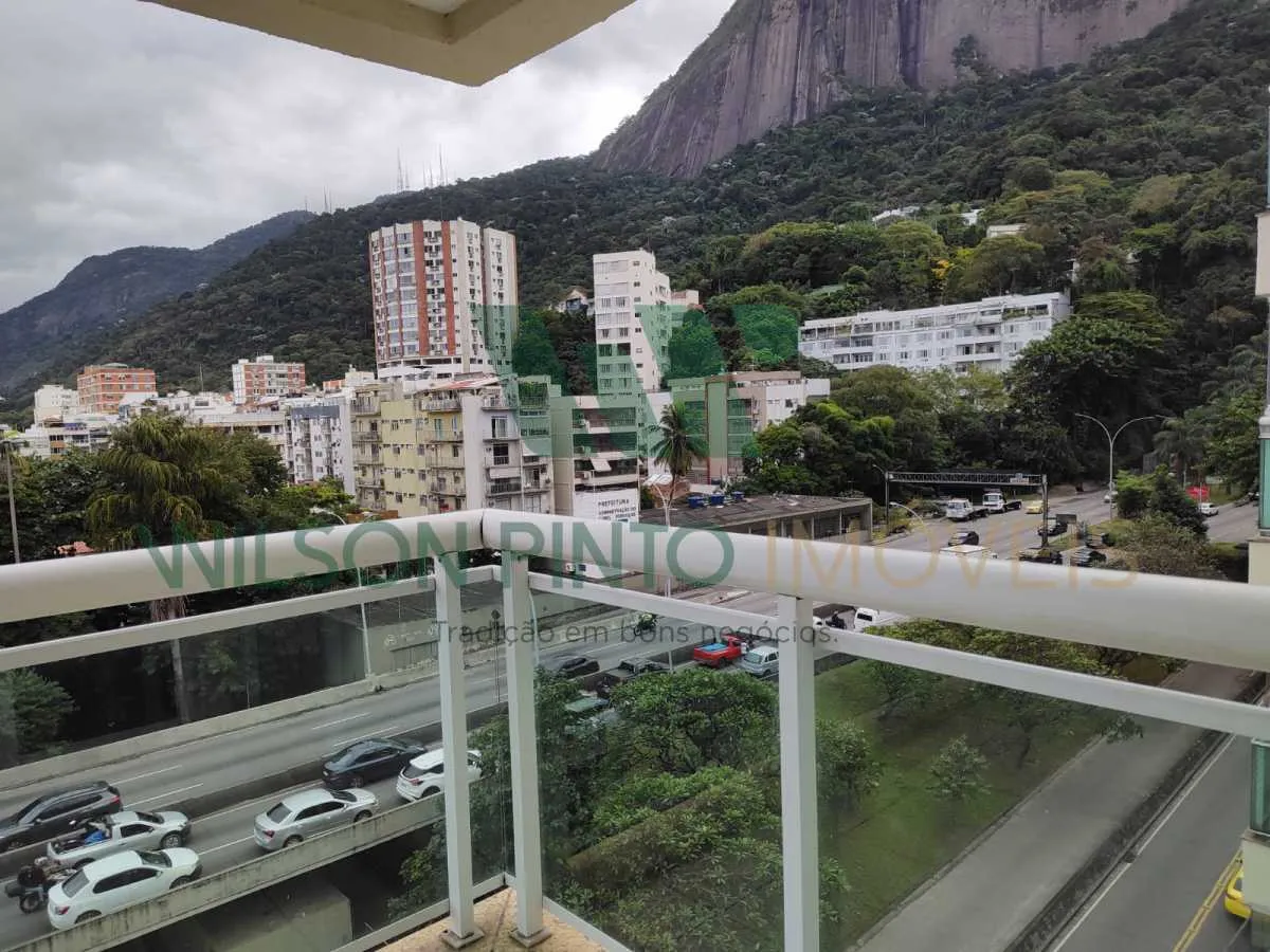 Balcony with a grill in a 2-bedroom apartment, 172 m² — photo 24