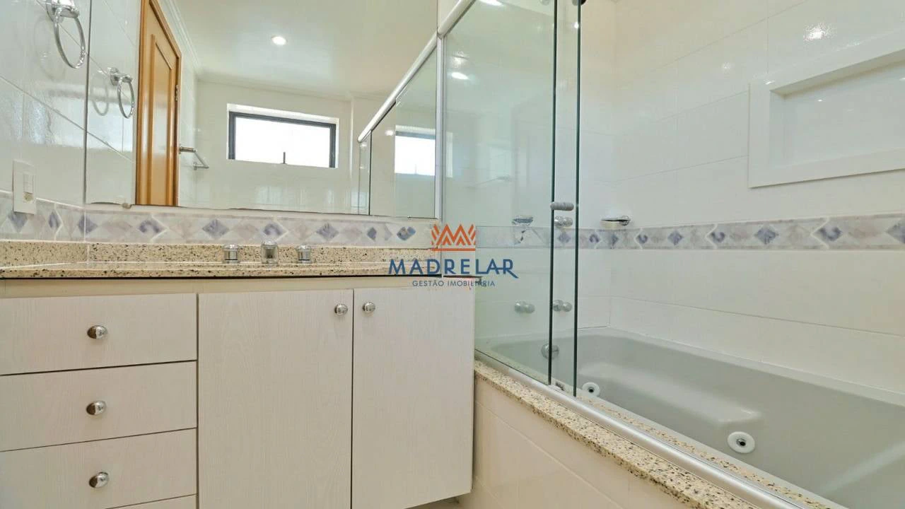 Bathtub in a 3-bedroom apartment, 112 m² — photo 17