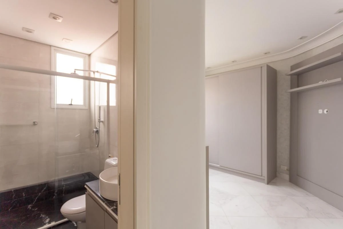 Glass-enclosed balcony in a 3-bedroom apartment, 297 m² — photo 12