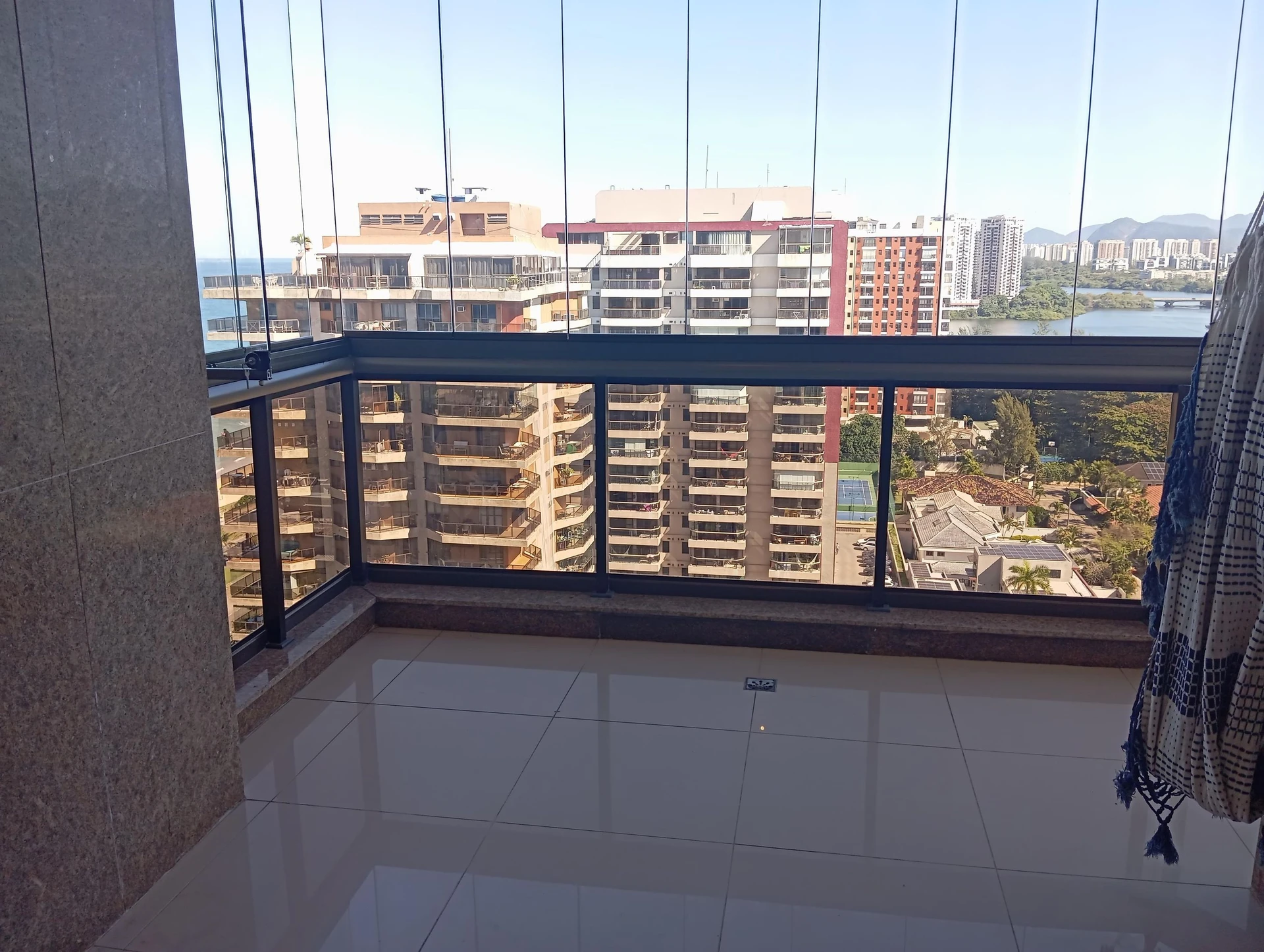Apartamento mobiliado com 1 quarto e varanda fechada