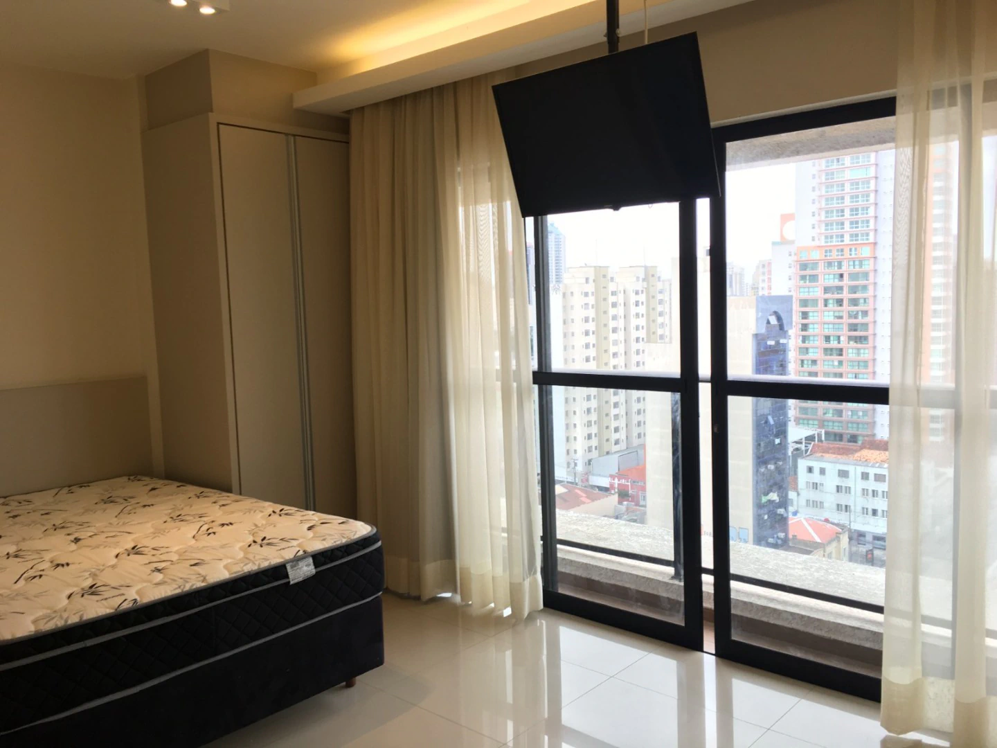 Furnished studio with open-plan kitchen and washing machine