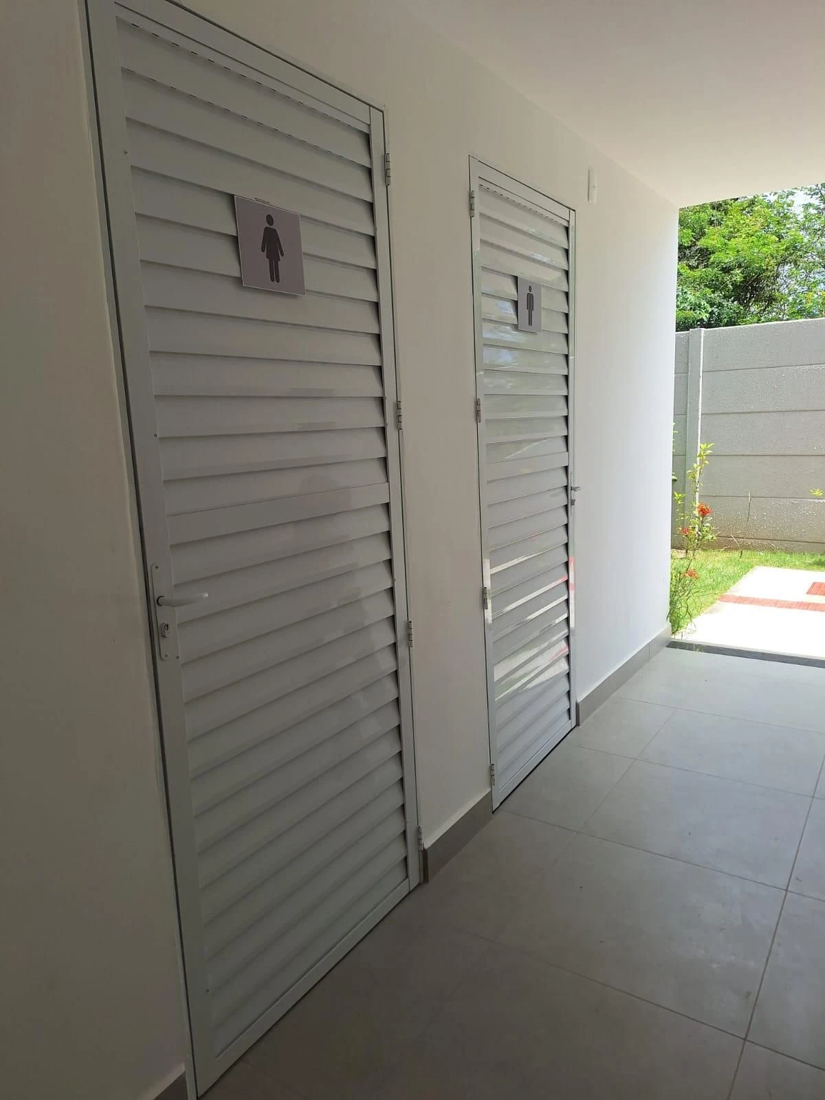 Balcony with a grill in a 2-bedroom apartment, 45 m² — photo 21