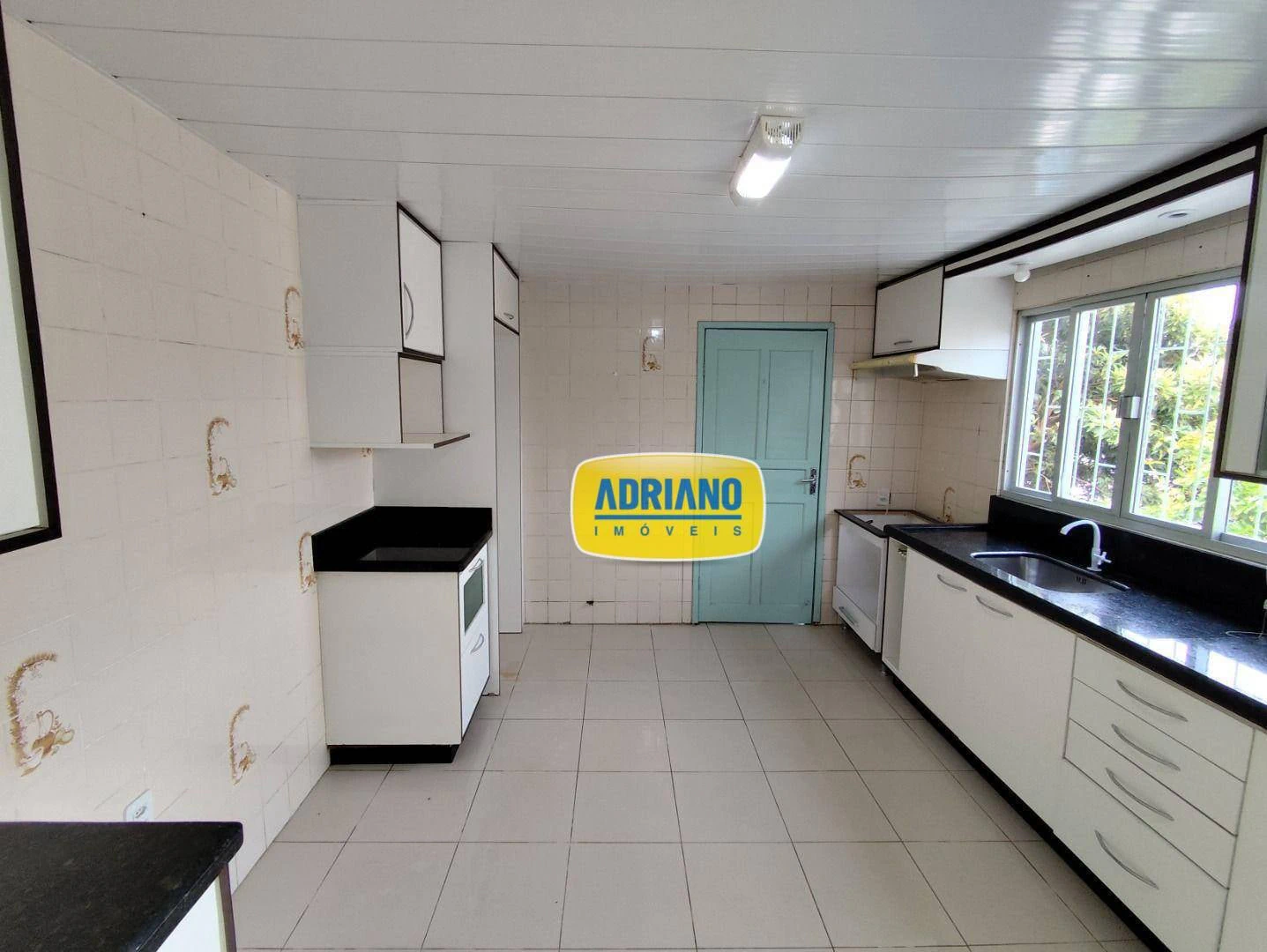 2-bedroom house with a bathtub in Florianópolis — photo 6