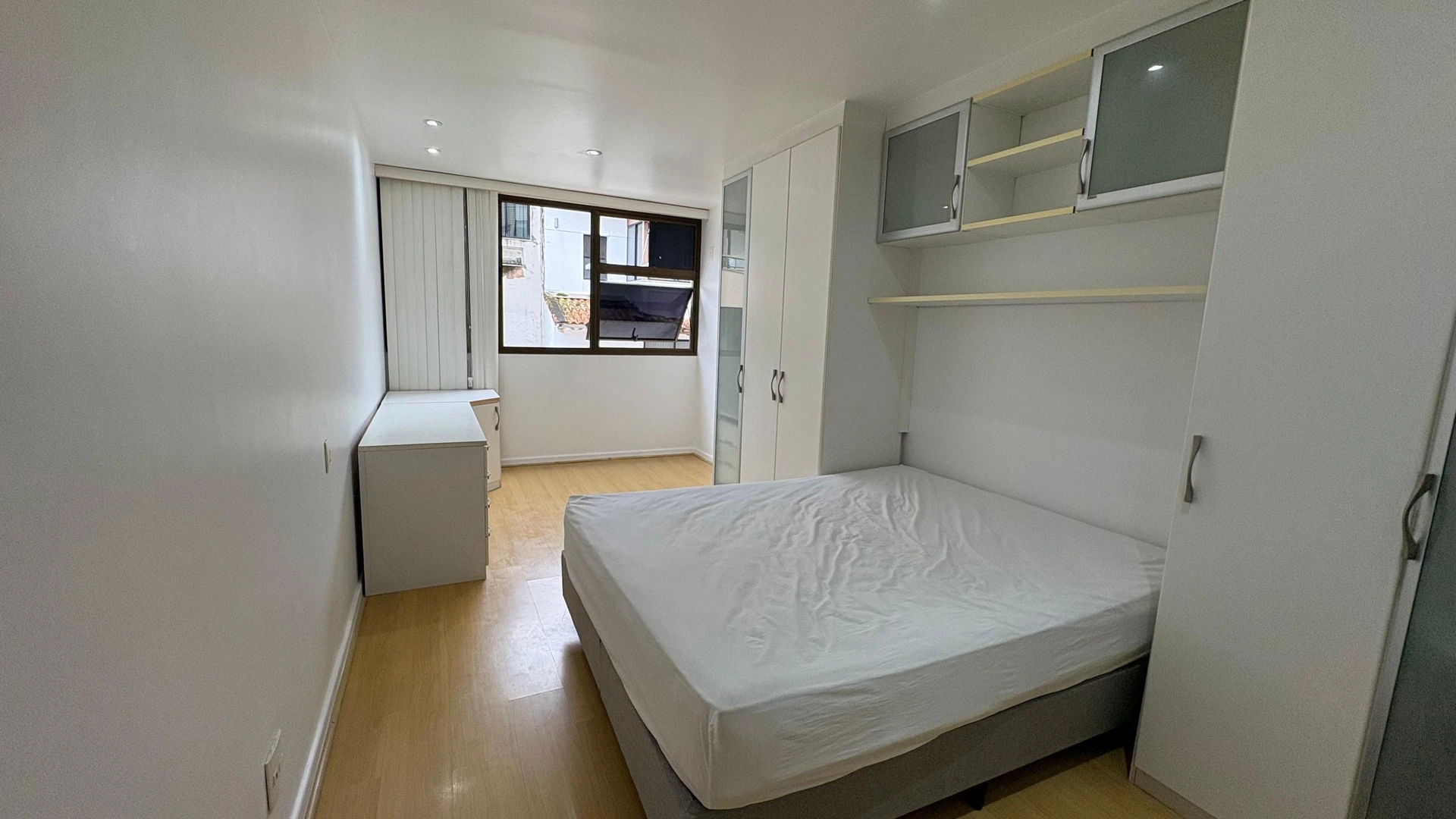 Glass-enclosed balcony in a 3-bedroom apartment, 120 m² — photo 16
