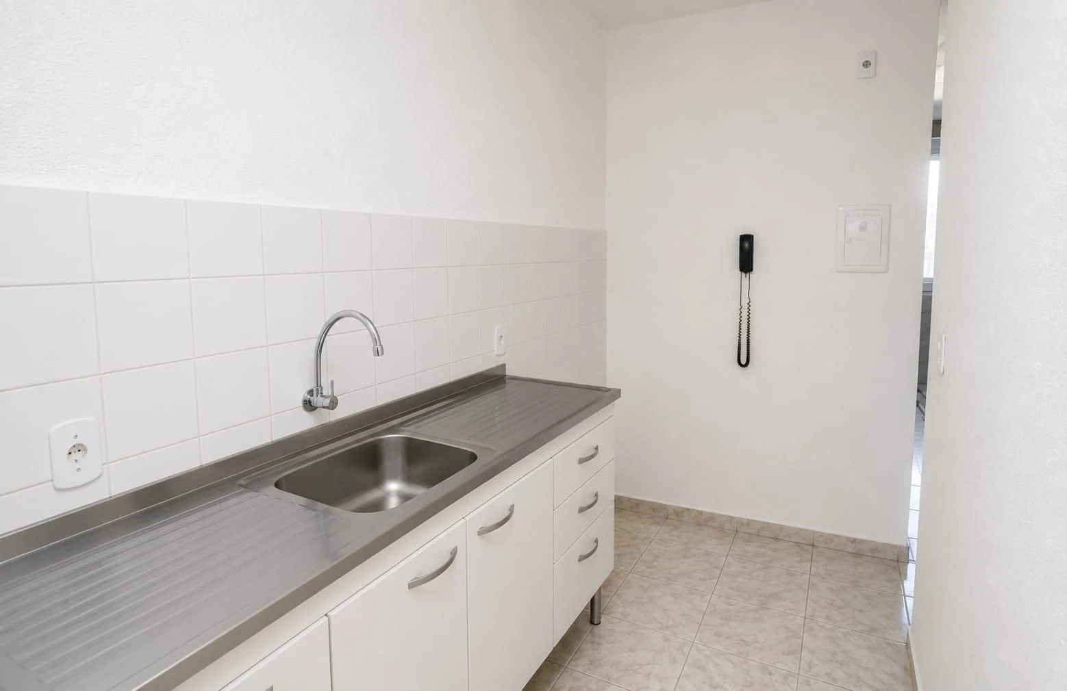 Unfurnished 2-bedroom apartment with a glass shower