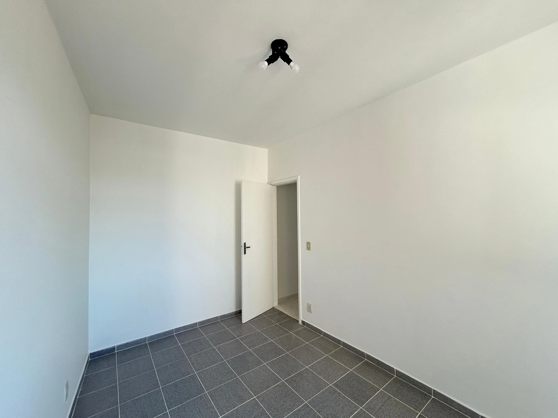 Unfurnished rental apartment with 2 bedrooms and parking — photo 21