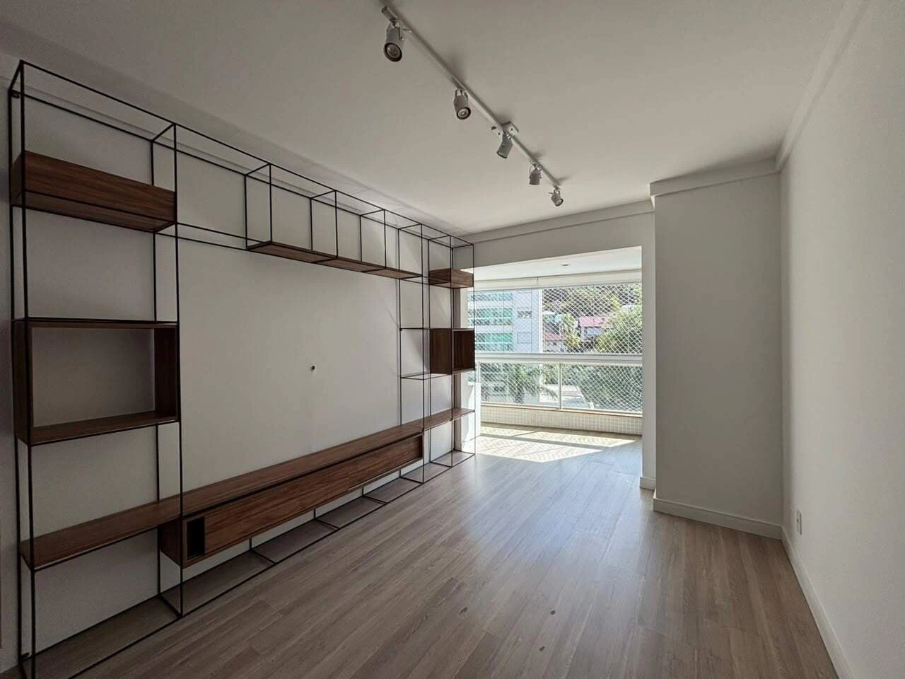 Glass-enclosed balcony in a 4-bedroom apartment, 127 m² — photo 11