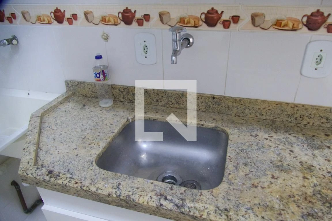 Unfurnished 1-bedroom apartment with a separate kitchen — photo 10