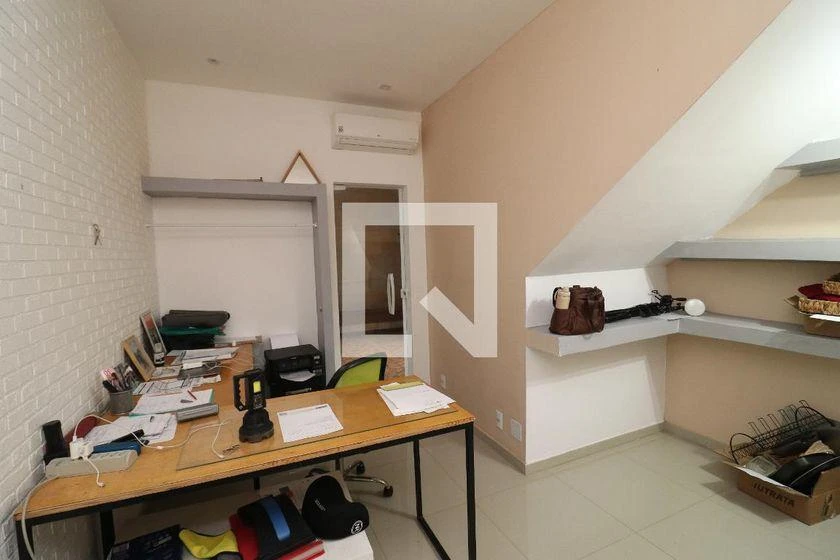 Home office in a 10-bedroom house, 747 m² — photo 47