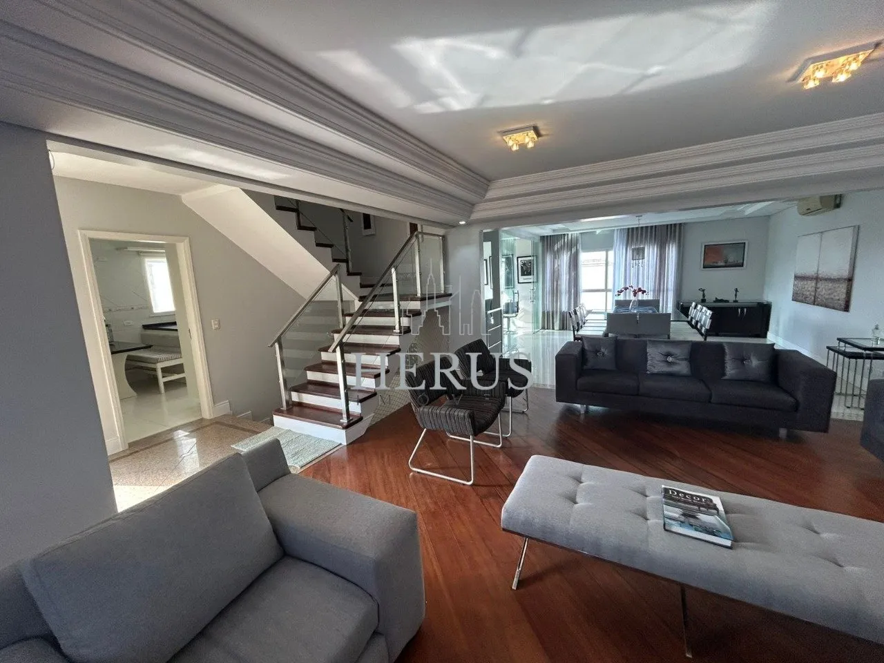 House with 4 bedrooms and 3 en-suite baths, 325 m² — photo 11