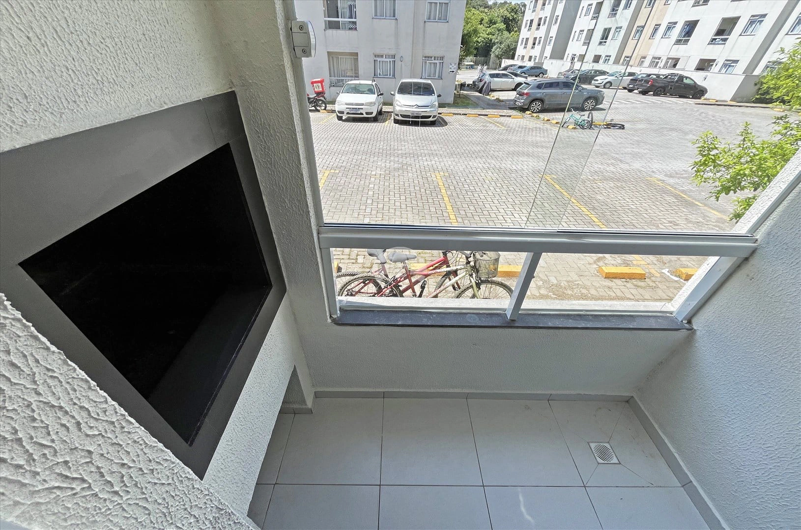 Balcony with a grill in a 2-bedroom apartment, 47 m² — photo 13