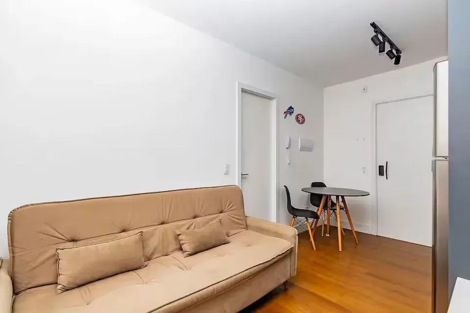 Furnished 1-bedroom apartment with open-plan kitchen — photo 5