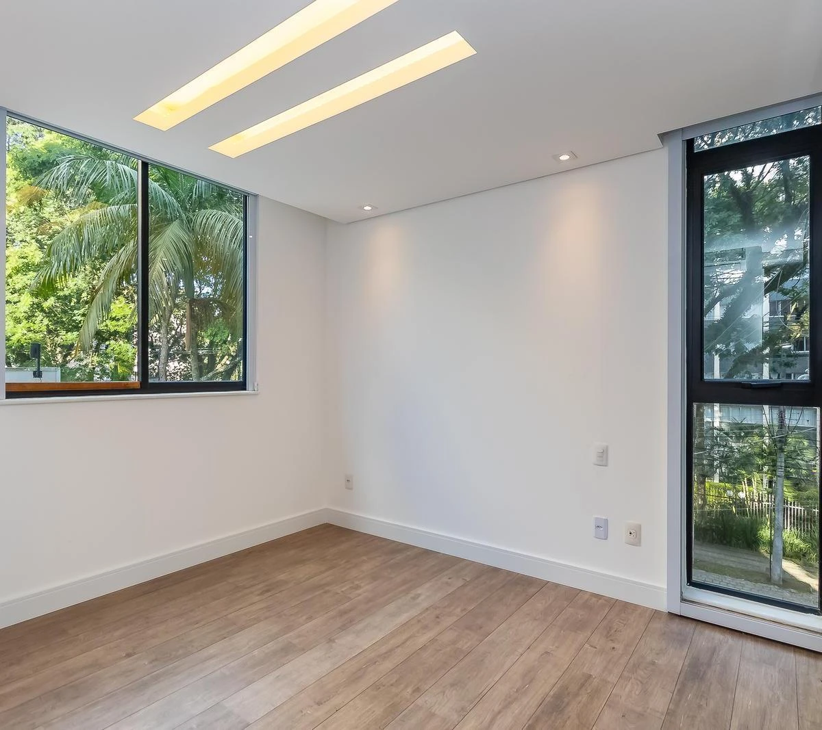 Квартира 71 м² с застеклённым балконом и панорамными окнами — photo 33