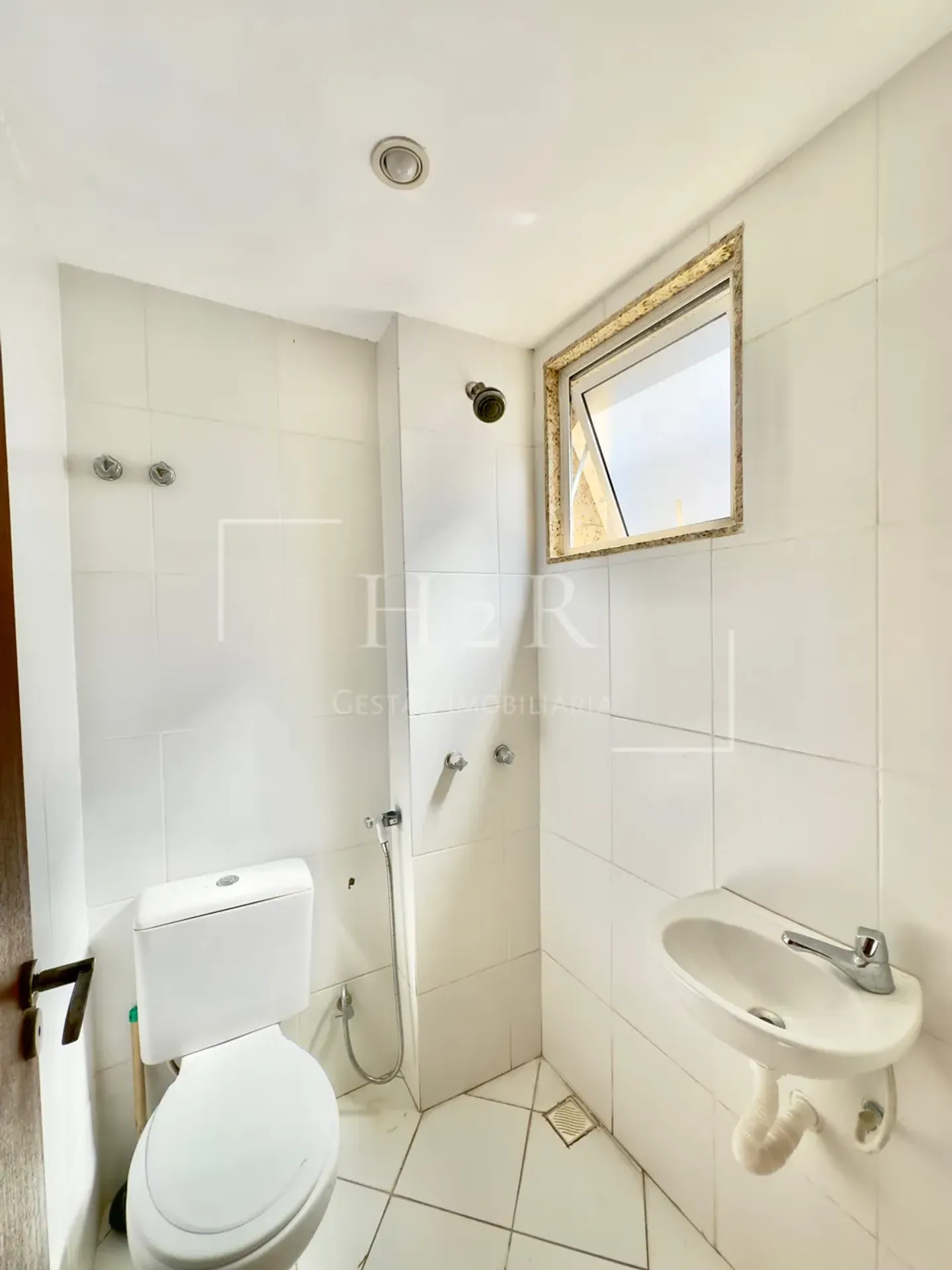 Furnished 3-bedroom apartment with balcony — photo 41