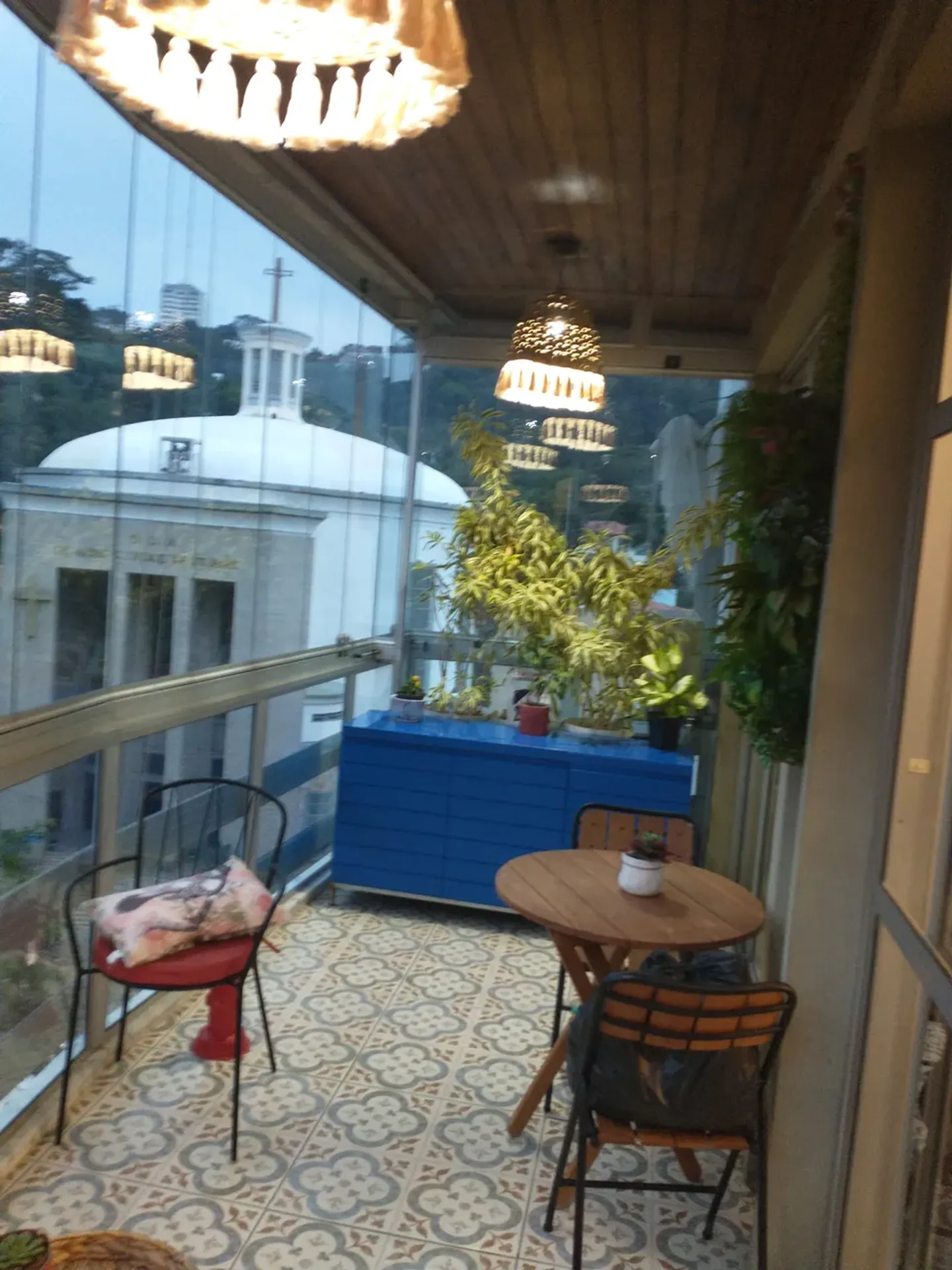 Furnished 3-bedroom apartment with suite and glass balcony