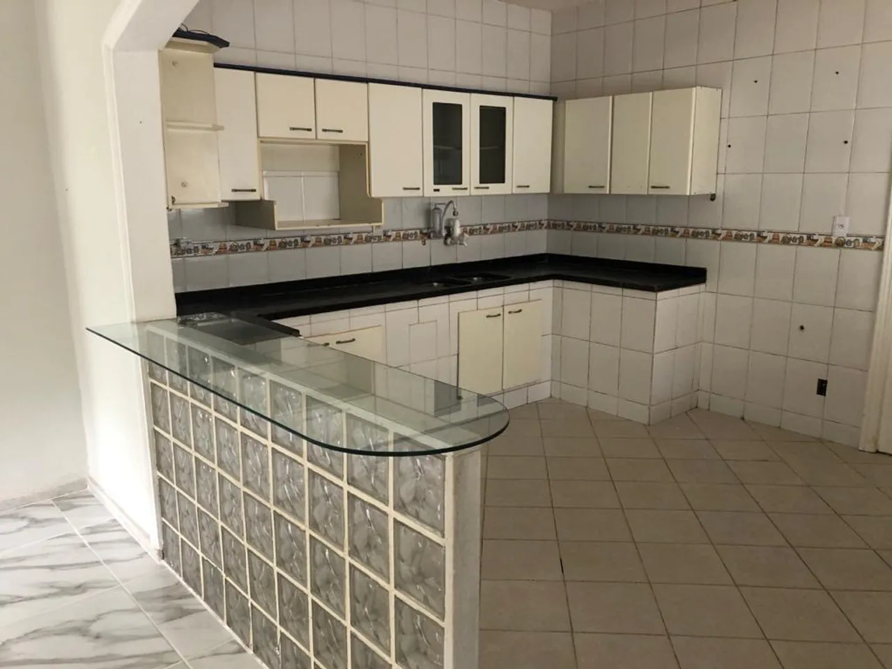 House with 3 bedrooms, 3 bathrooms and an open-plan kitchen — photo 2