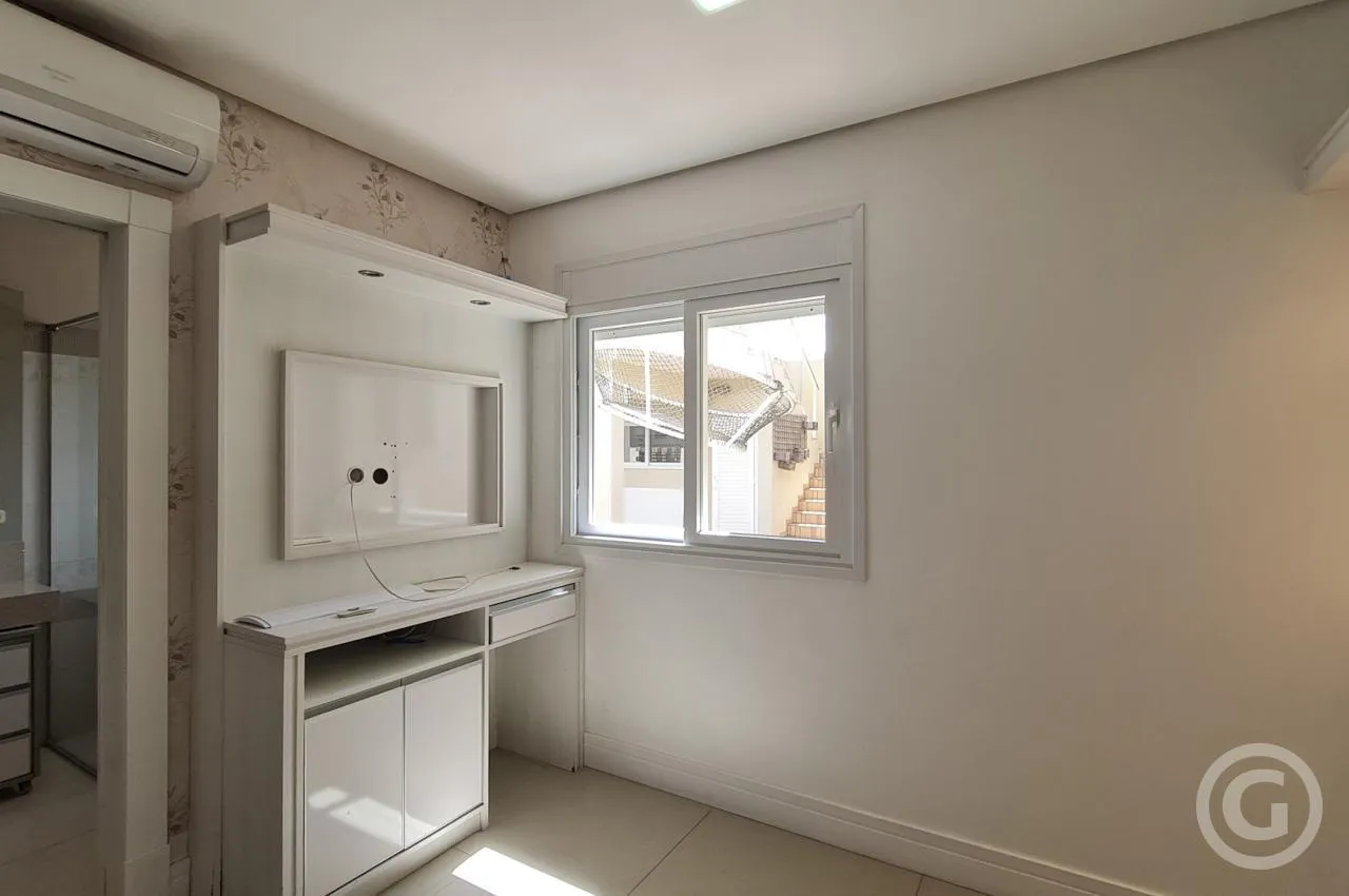 4-bedroom house with a walk-in closet in Florianópolis — photo 6