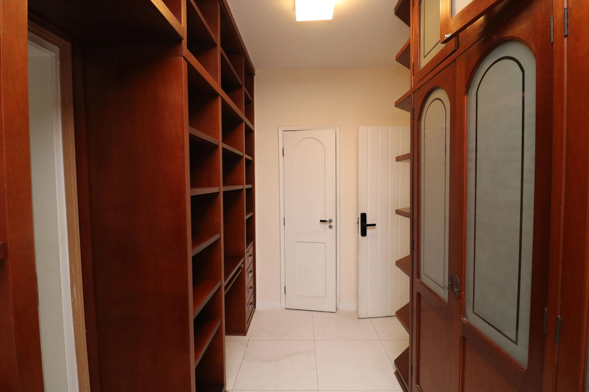 Vestidor y 5 dormitorios: casa de 420 m² — photo 19