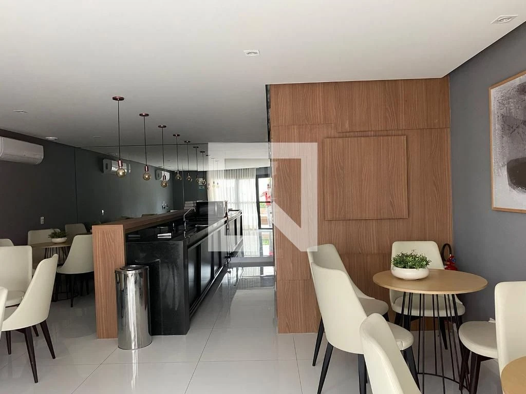 One-bedroom apartment in a building with a gym — photo 8