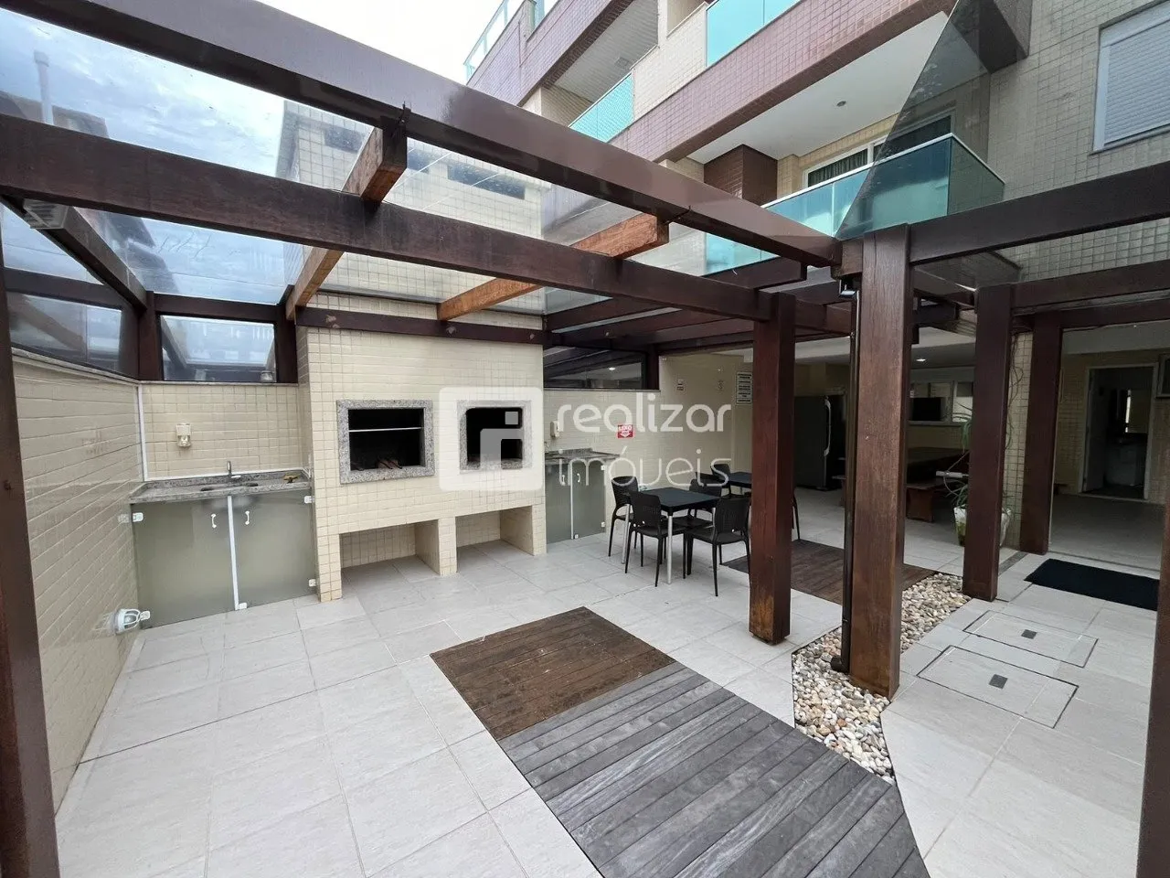 Balcony with a grill in a 2-bedroom apartment, 73 m² — photo 7