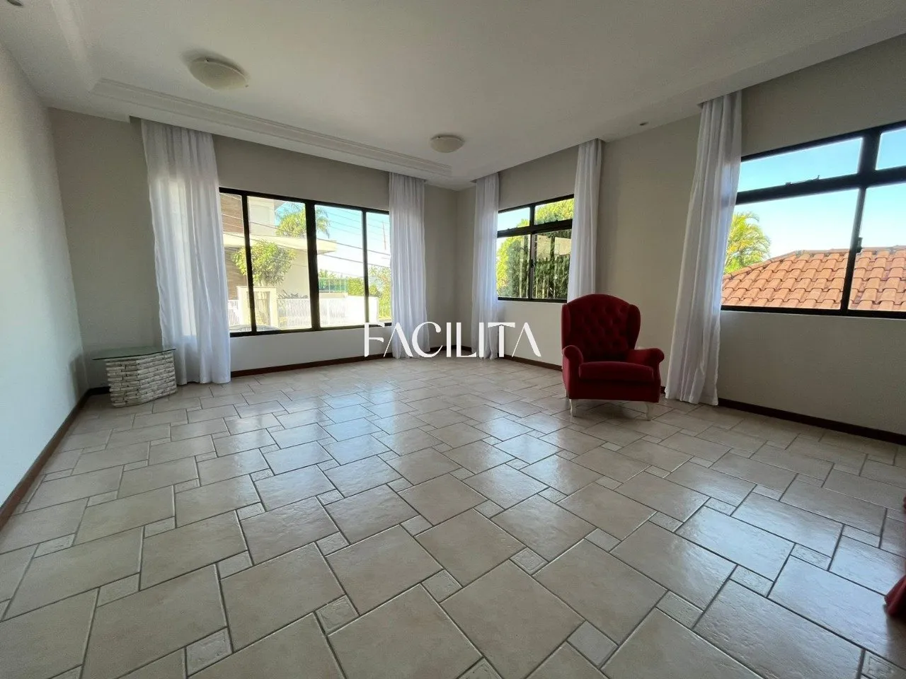 Furnished 456 m² house with 3 en-suite bedrooms and pool — photo 11