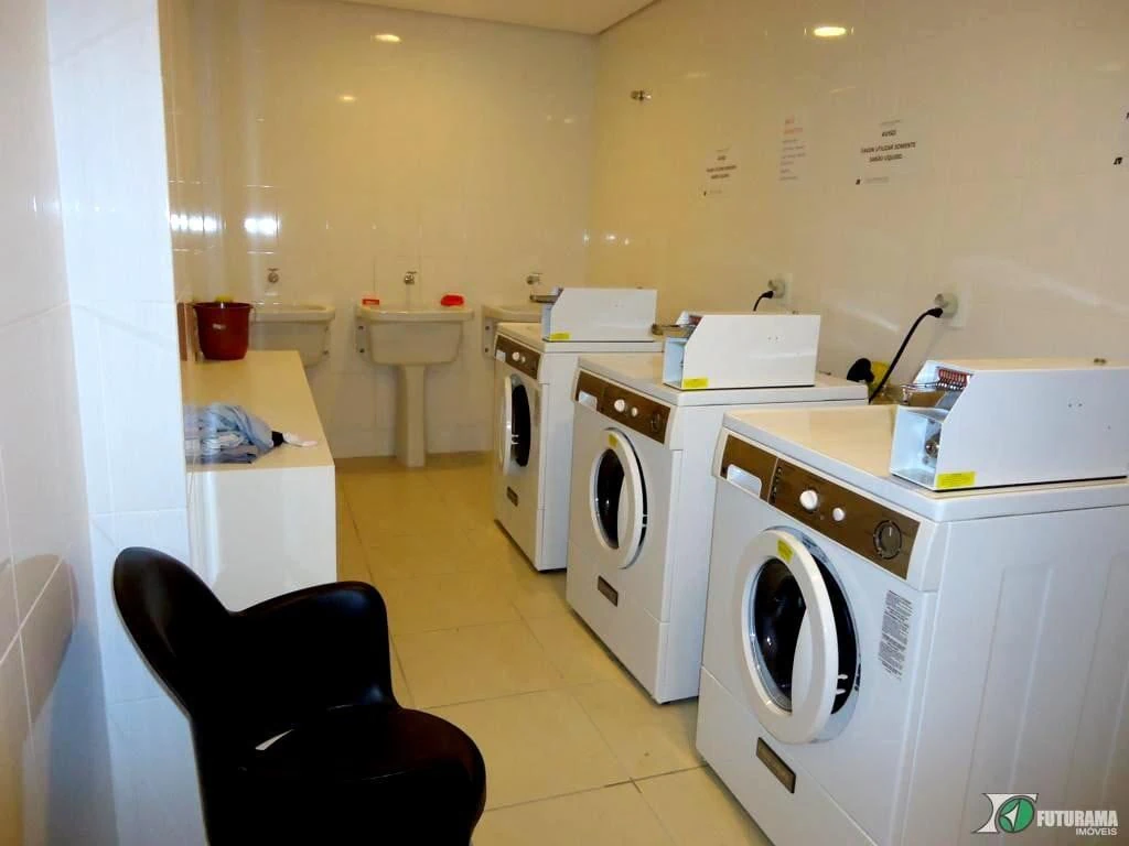 Студия 37 м² с панорамными окнами и застеклённым балконом — photo 13