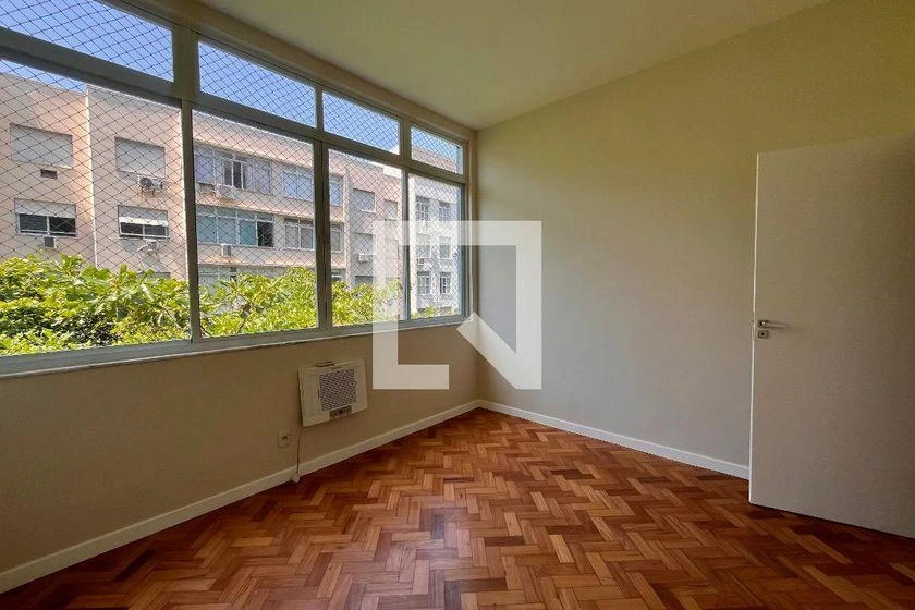 Wood or laminate floors in a 2-bedroom apartment, 80 m² — photo 4