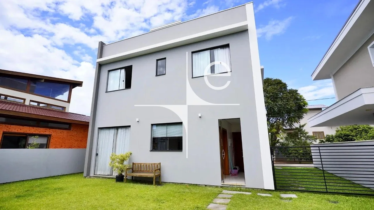 Casa mobiliada em condomínio com 4 quartos e quintal