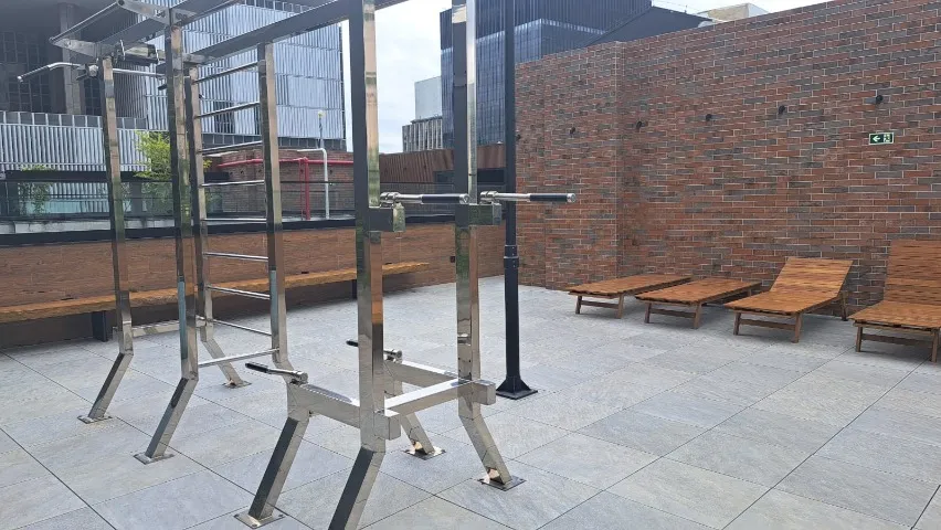 2-bedroom apartment in a building with a gym — photo 9