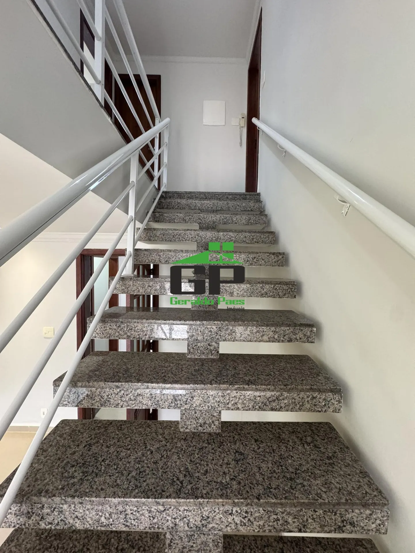 Casa com 5 quartos e 5 banheiros, cozinha fechada — photo 11
