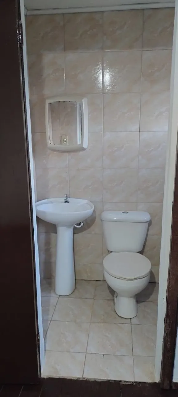 One-bedroom house with wood or laminate floors in Curitiba — photo 3