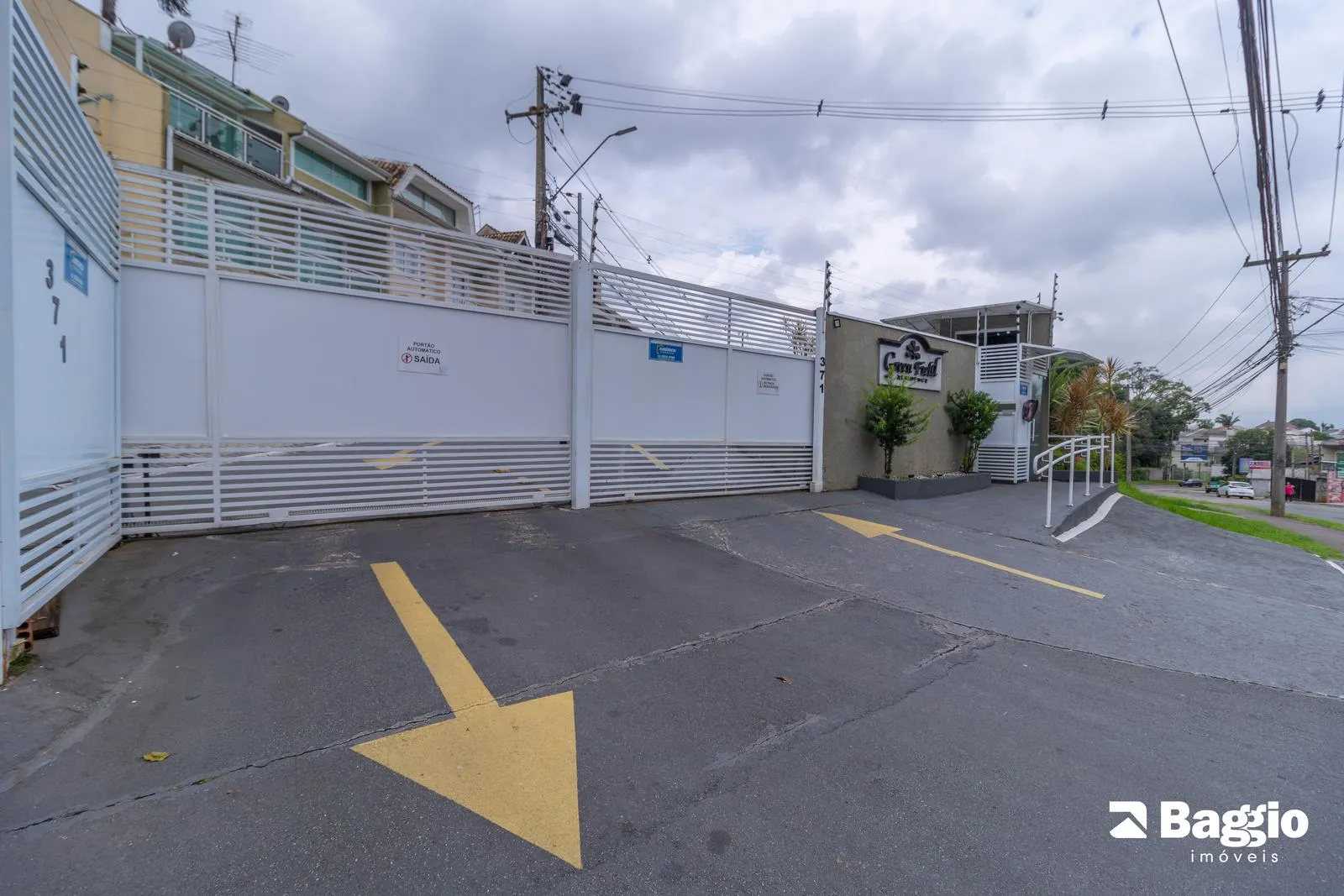 Balcony with a grill in a 3-bedroom house, 118 m² — photo 72