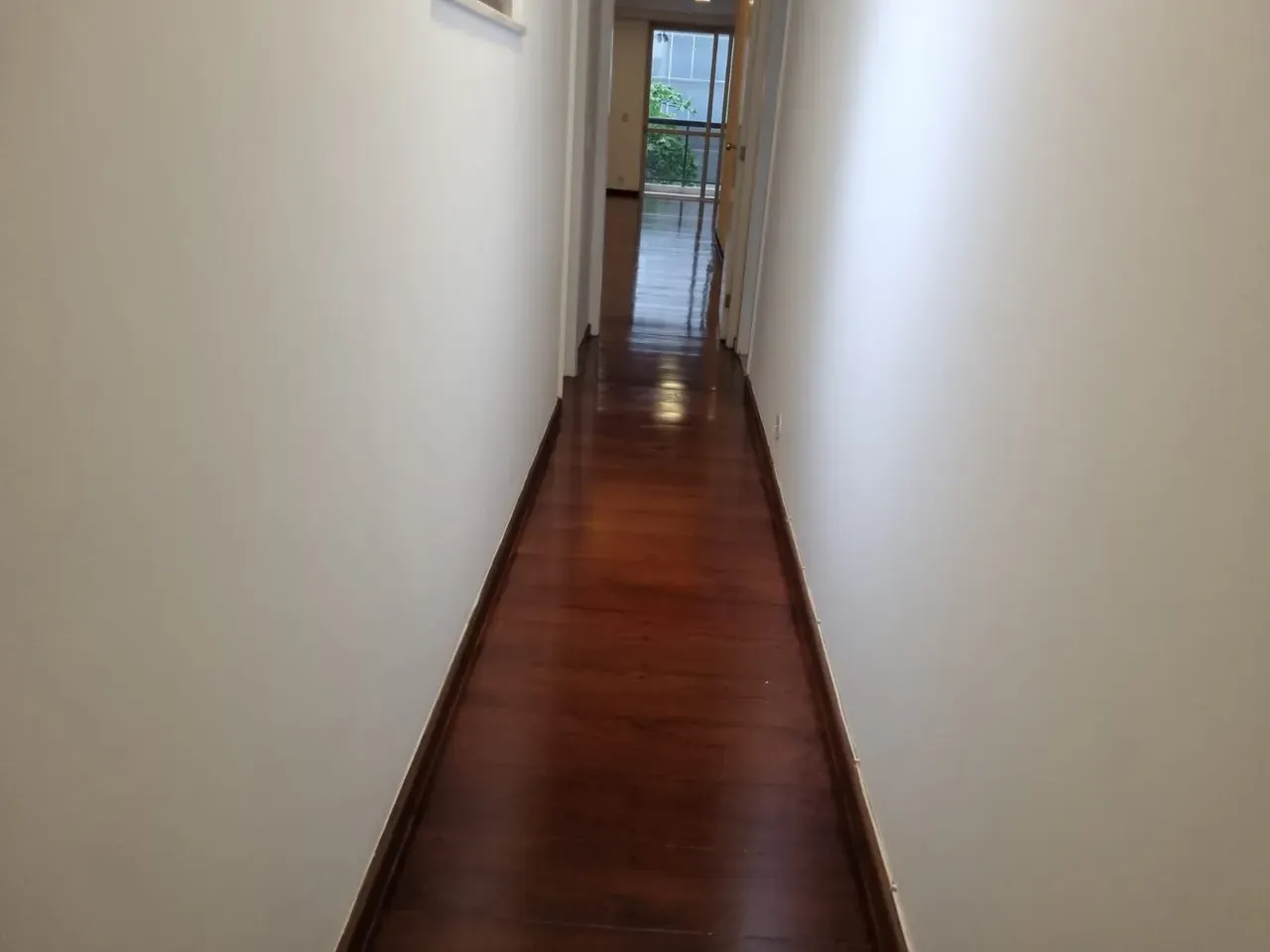 Walk-in closet in a 4-bedroom apartment, 185 m² — photo 5