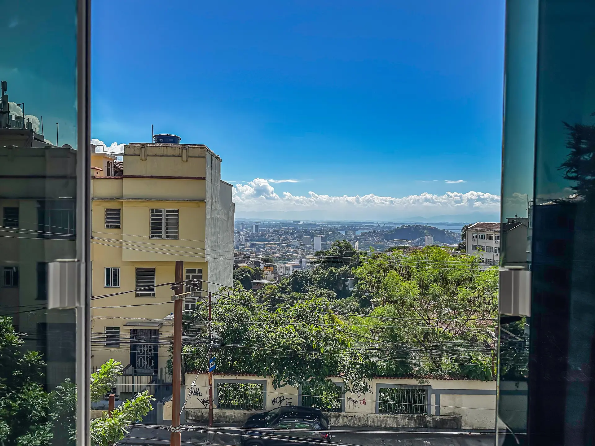 Floor-to-ceiling windows in a 4-bedroom house, 400 m² — photo 29