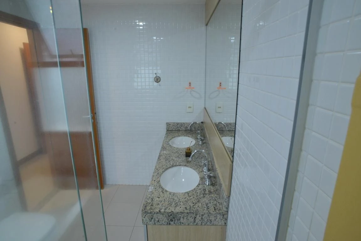 Jacuzzi in a 4-bedroom apartment, 233 m² — photo 46