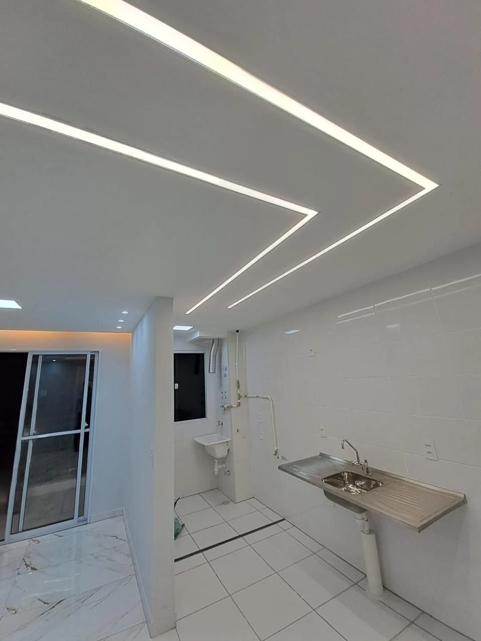 2-bedroom apartment in a building with a gym — photo 4
