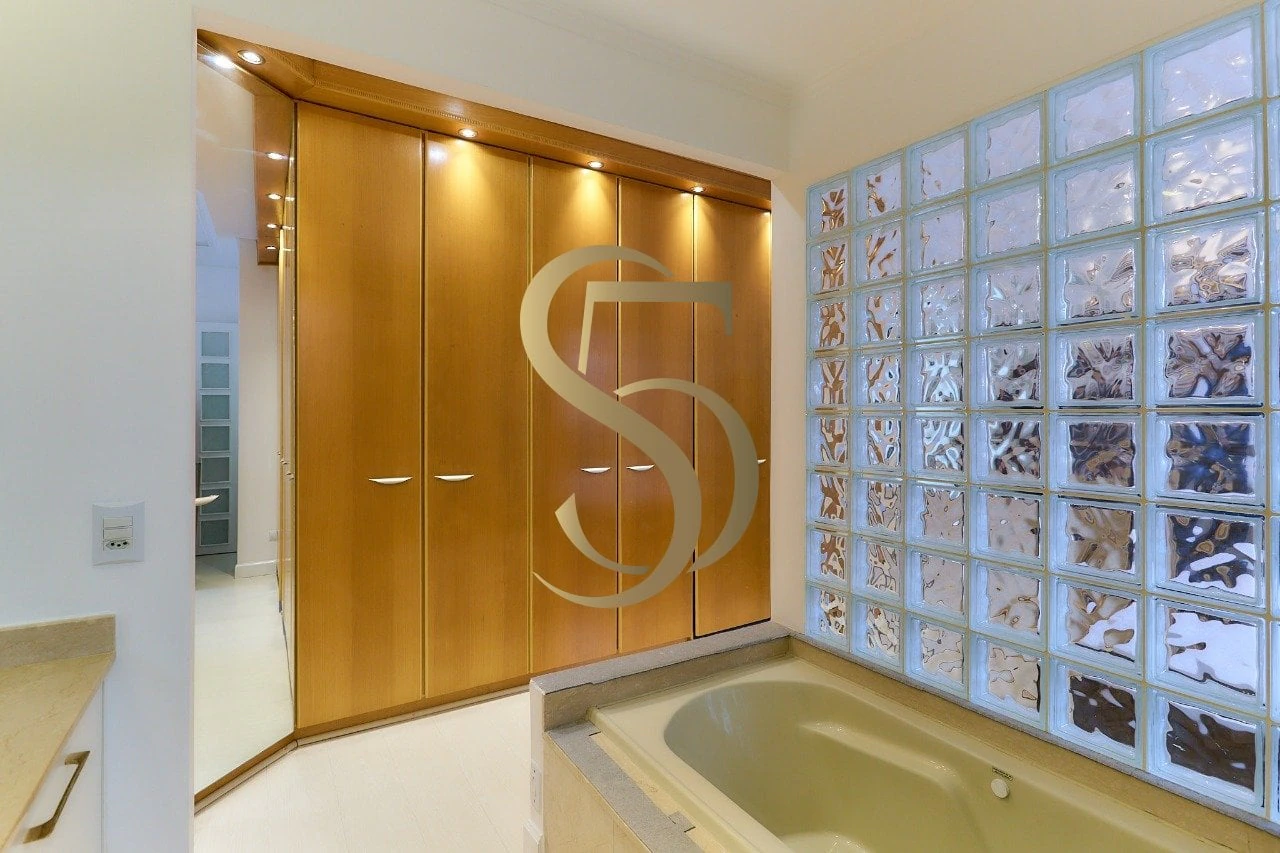 Bathtub in a one-bedroom apartment, 103 m² — photo 27