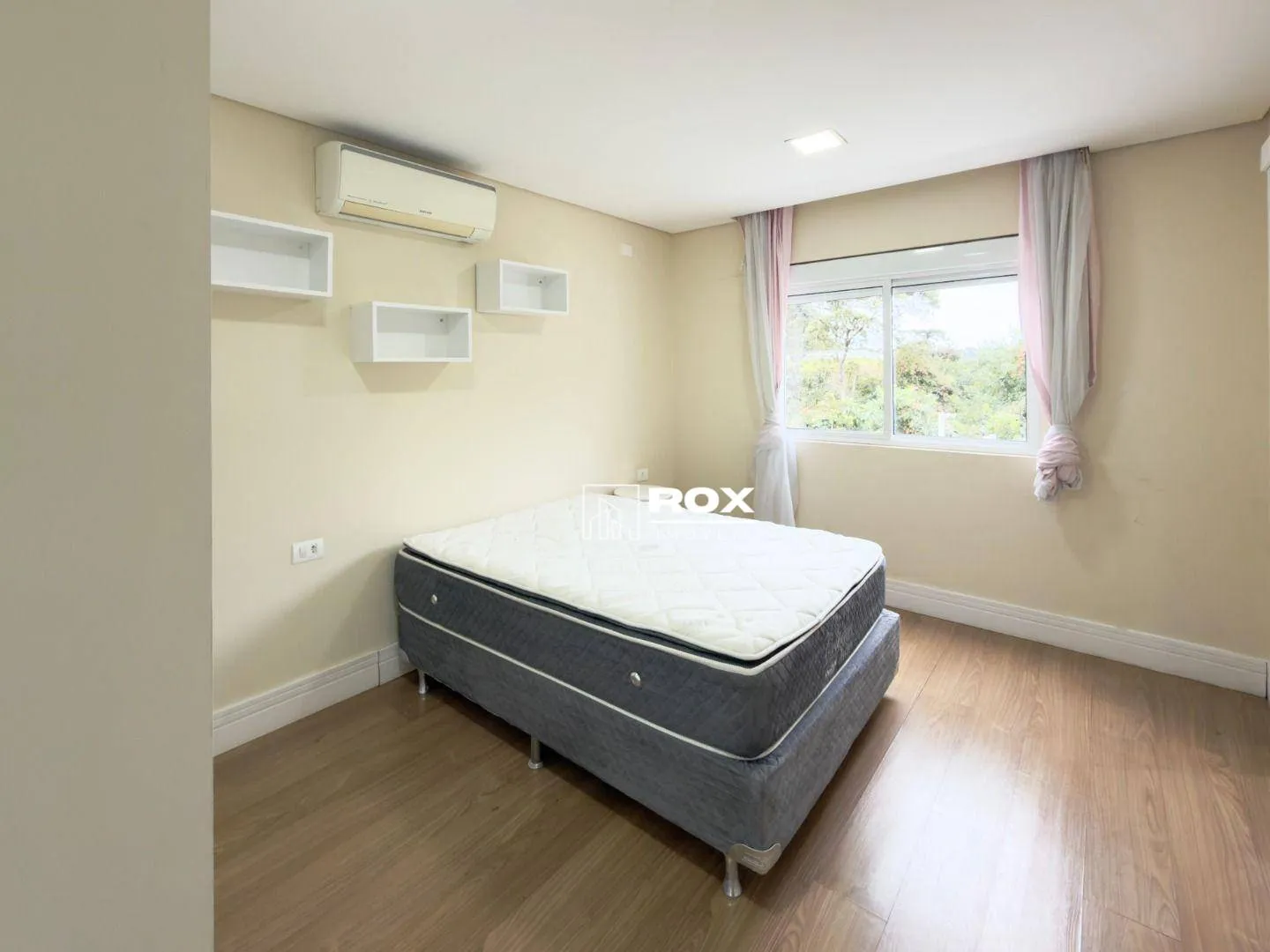 Furnished 322 m² house with 3 bedrooms and private garden — photo 30