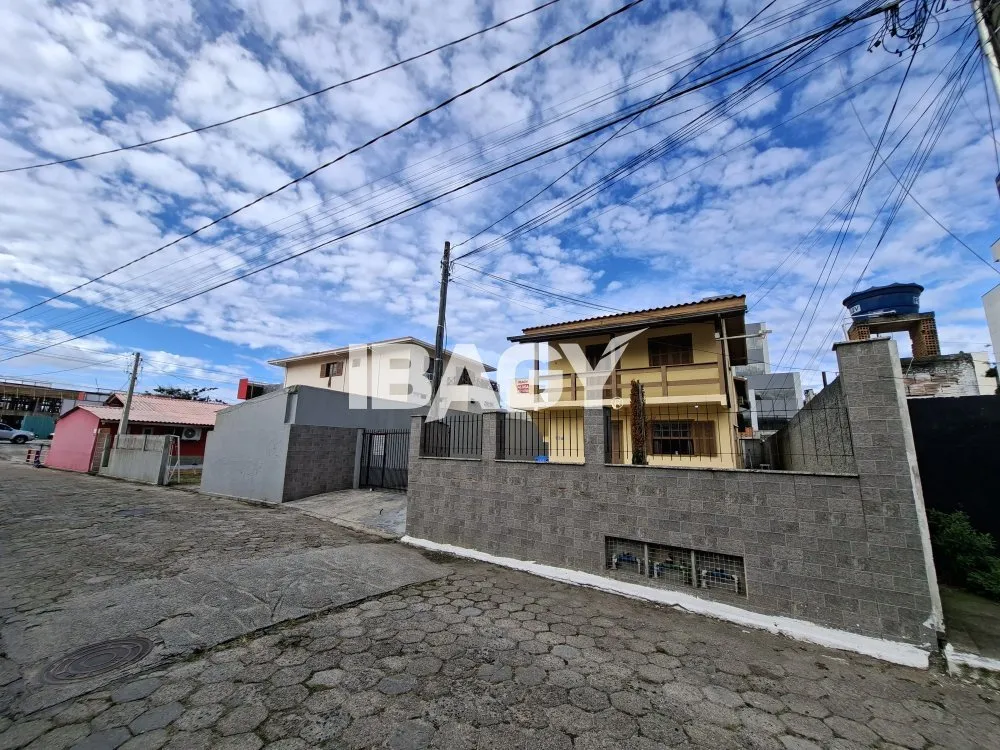 House with 2 bedrooms and a kitchen with stove and hood — photo 16