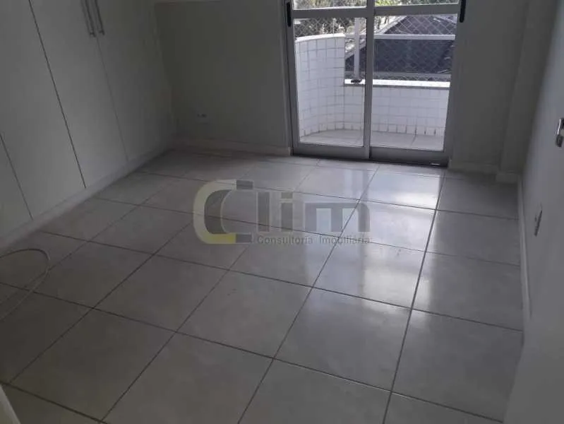 3-bedroom apartment in a building with a pool — photo 7