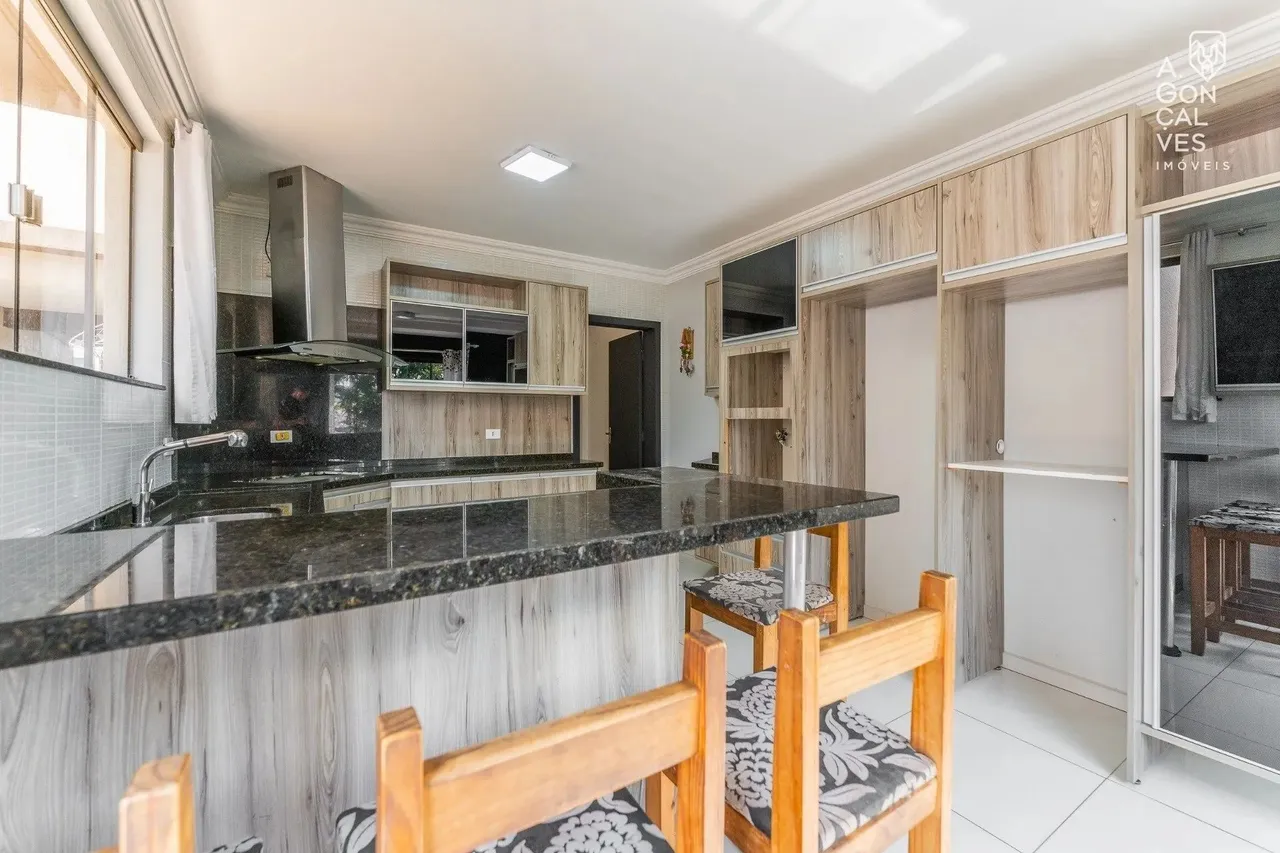 Condominium house with 5 bedrooms, 1 suite and 4 parking spots — photo 2