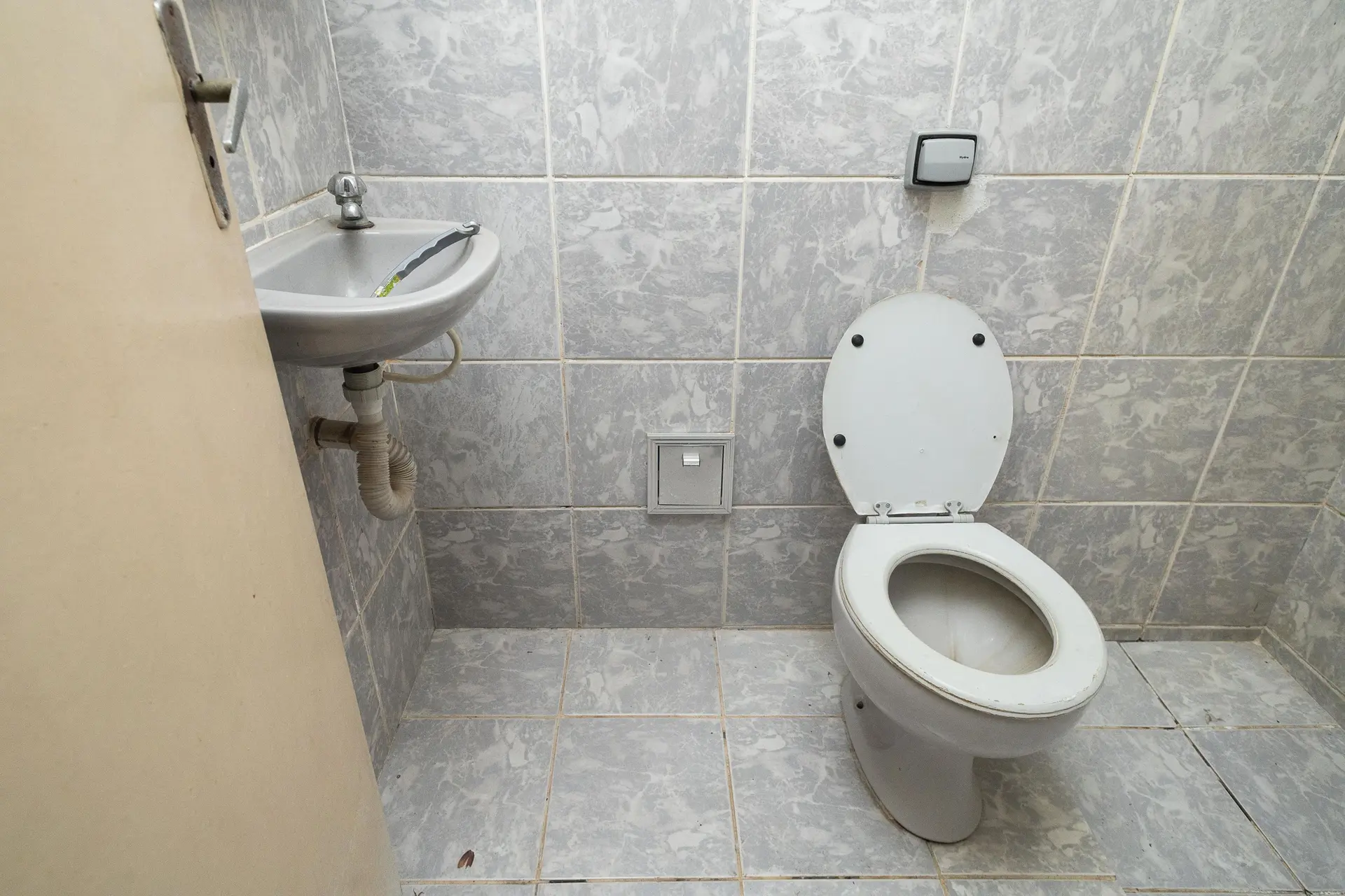 House with 3 bedrooms, 1 en-suite, and private yard — photo 35
