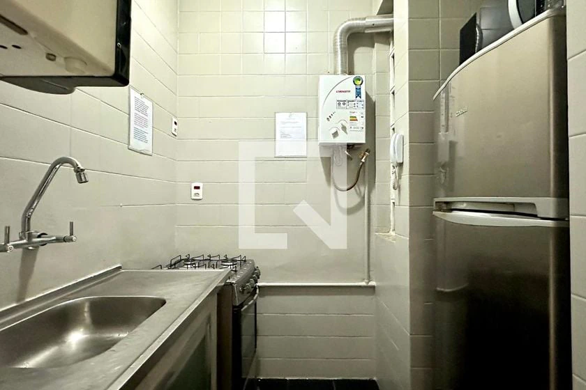 1-bedroom apartment with a closed kitchen and gas stove — photo 5