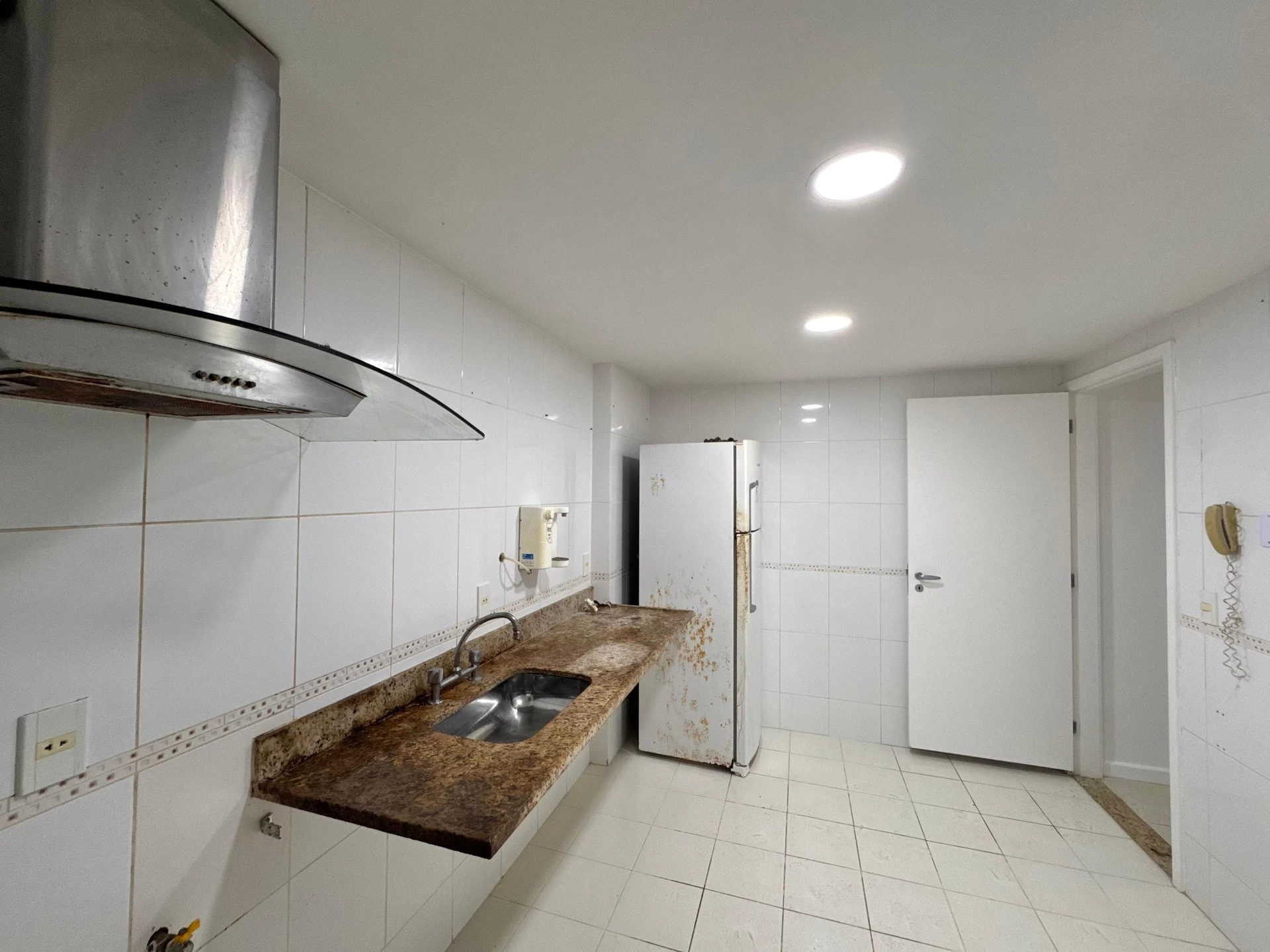 2-bedroom apartment with 2 parking spots and enclosed balcony — photo 38