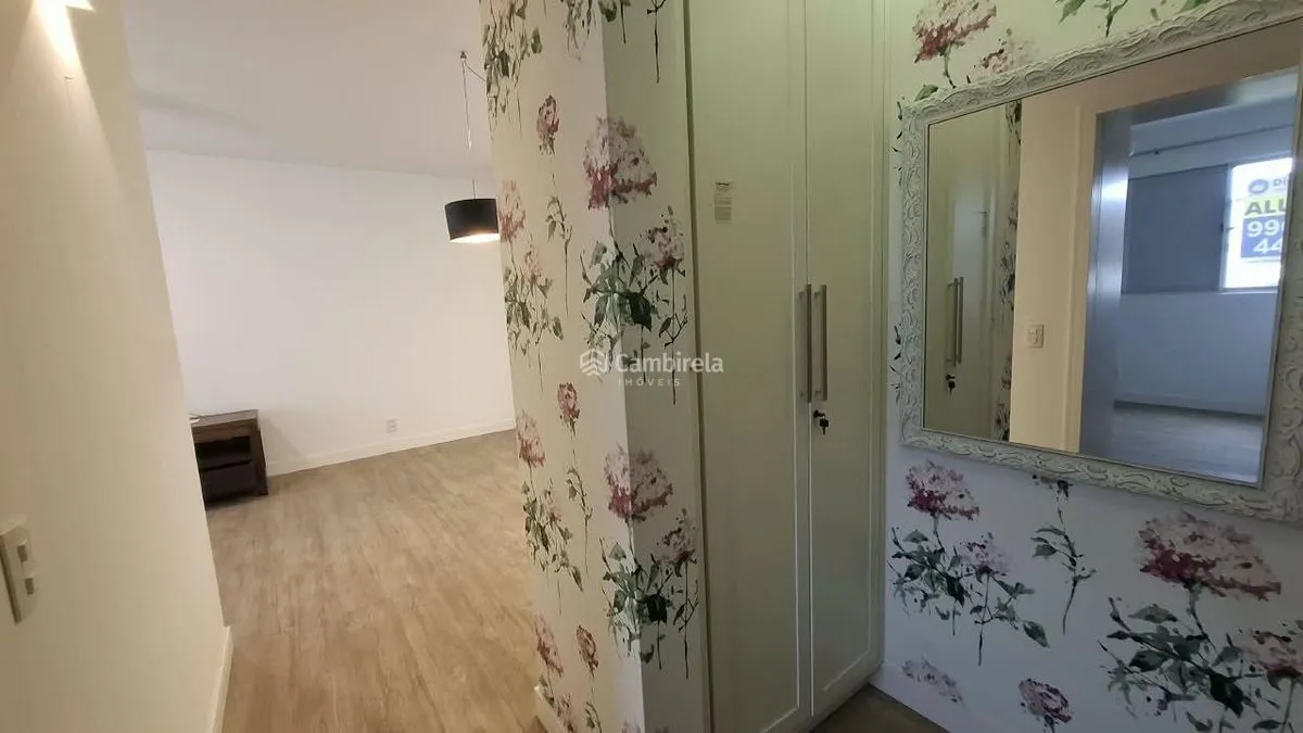 2-bedroom apartment with wood or laminate floors — photo 6