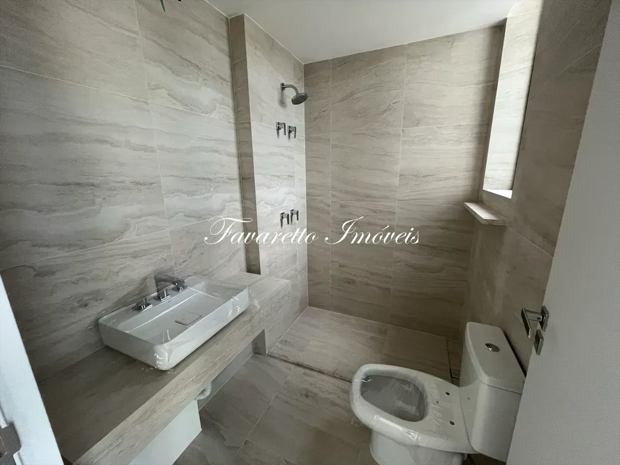 Apartment with 4 suites and a closed-off kitchen — photo 11