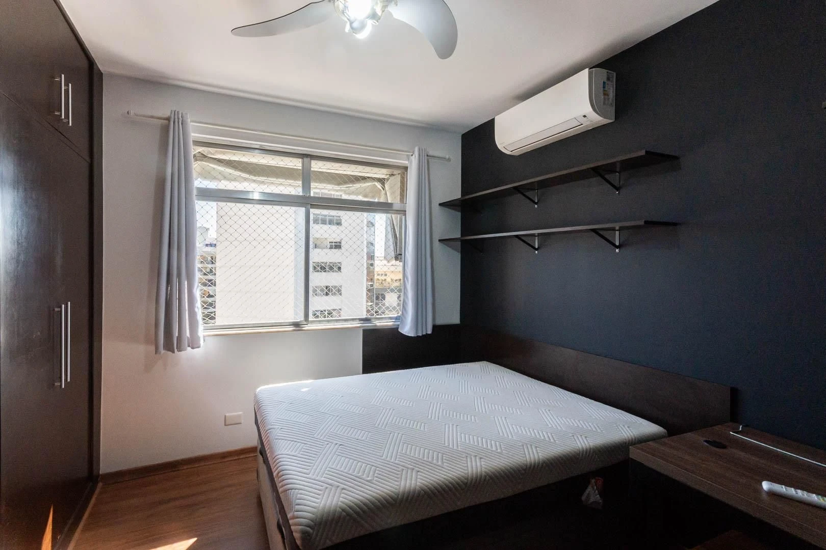 Balcony with a grill in a 3-bedroom apartment, 135 m² — photo 17